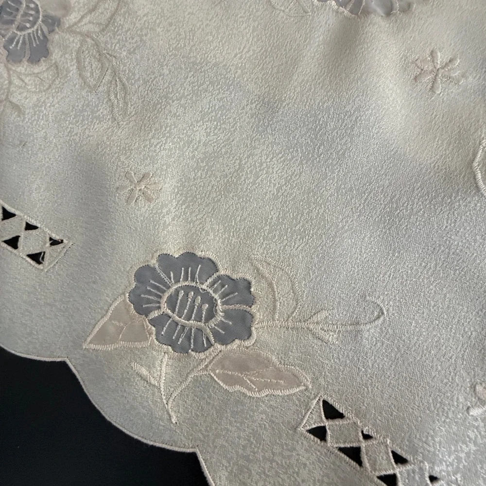 Vintage Cream Embroidered Floral Cutwork Scalloped Placemats Napkins Set of 8